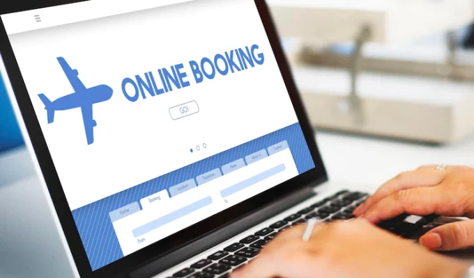 online-booking-traveling-plane-flight-concept_53876-133675